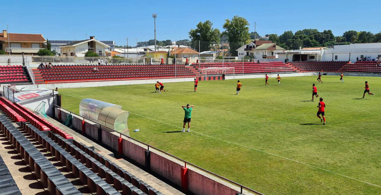 Vista noturna do estádio iluminado